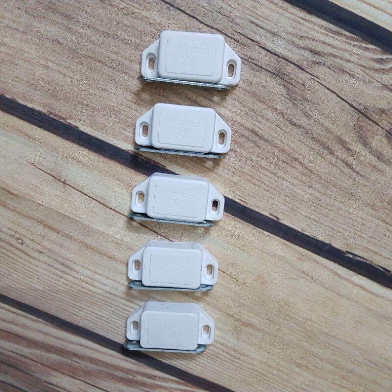 Nam châm hít cửa cánh tủ ( giá cho 1 cái)