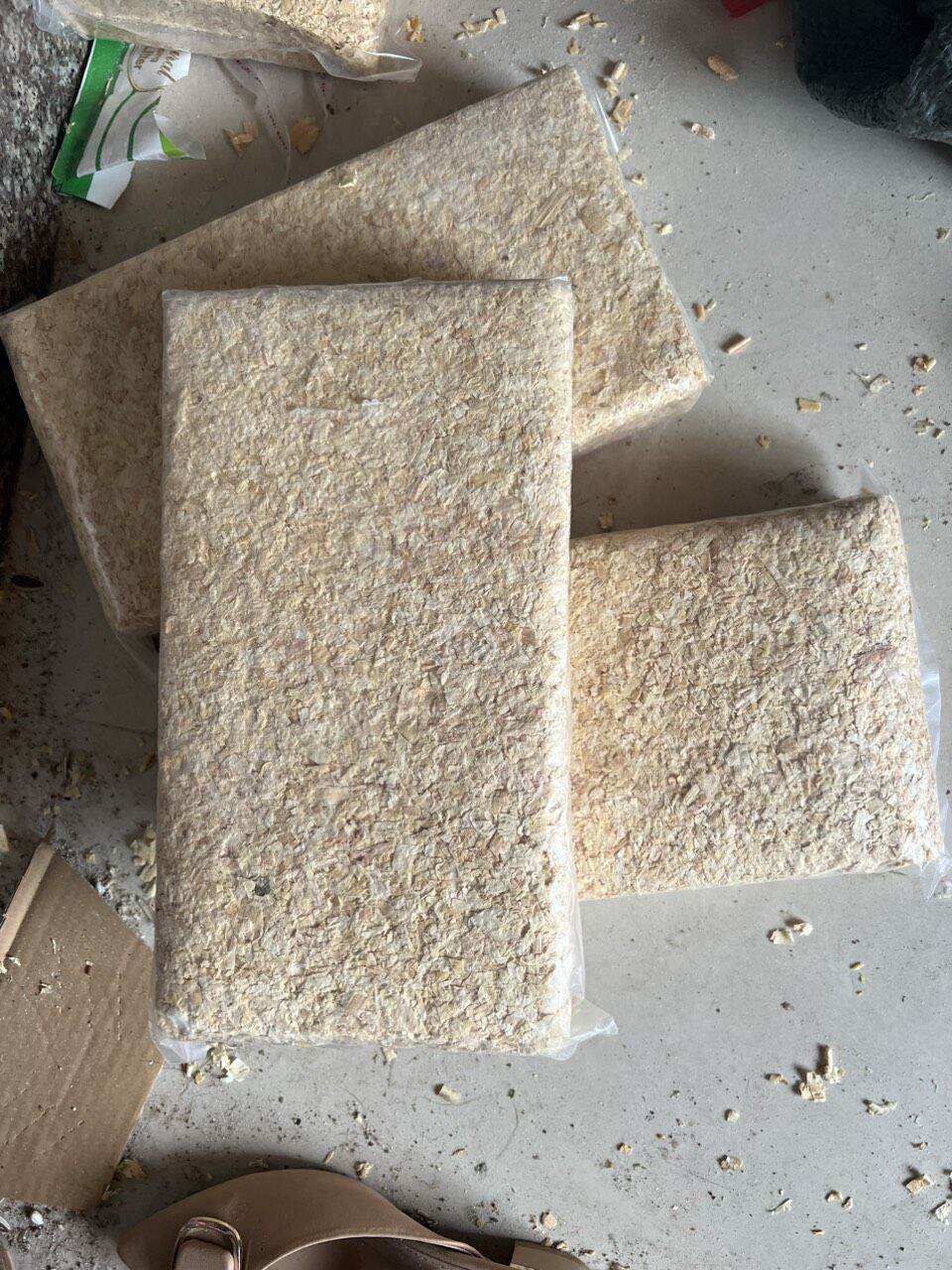 mùn cưa nén 1kg ( không bột 100 % lá thông)