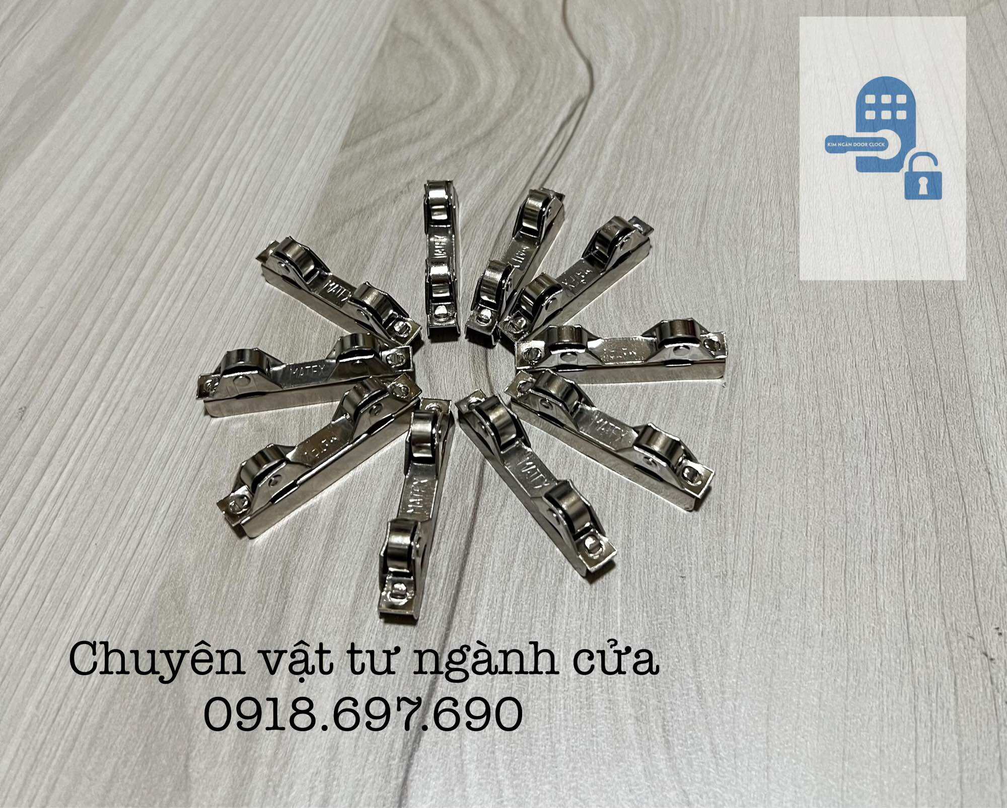 Bánh xe đôi kẹp kính tủ nhôm lùa .