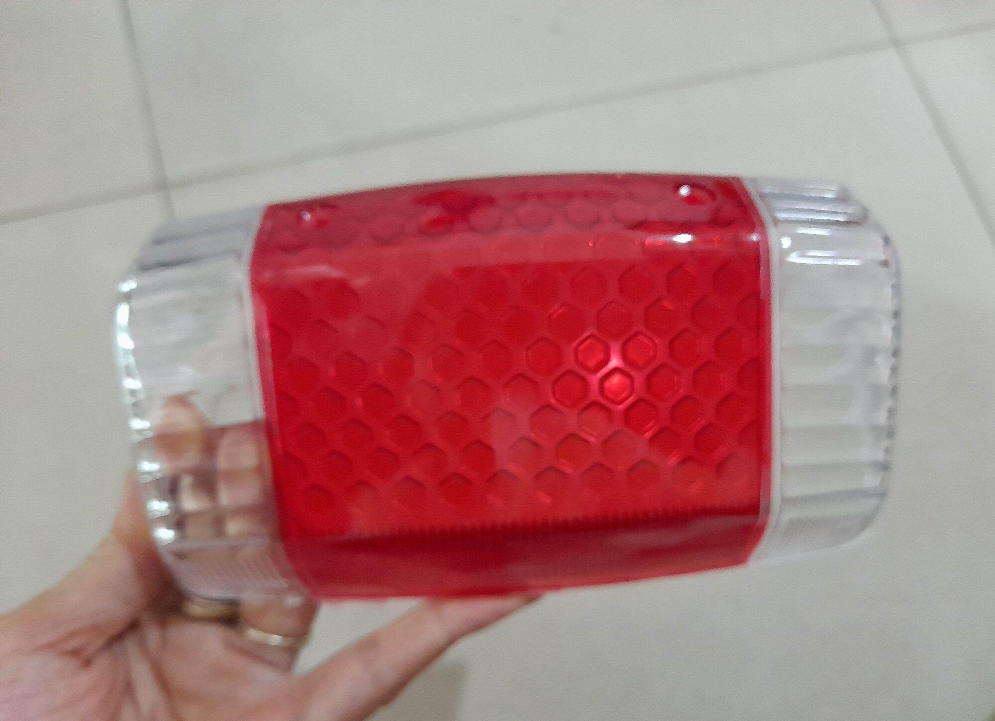 Chụp lái đuôi đèn sau xe Max Neo.