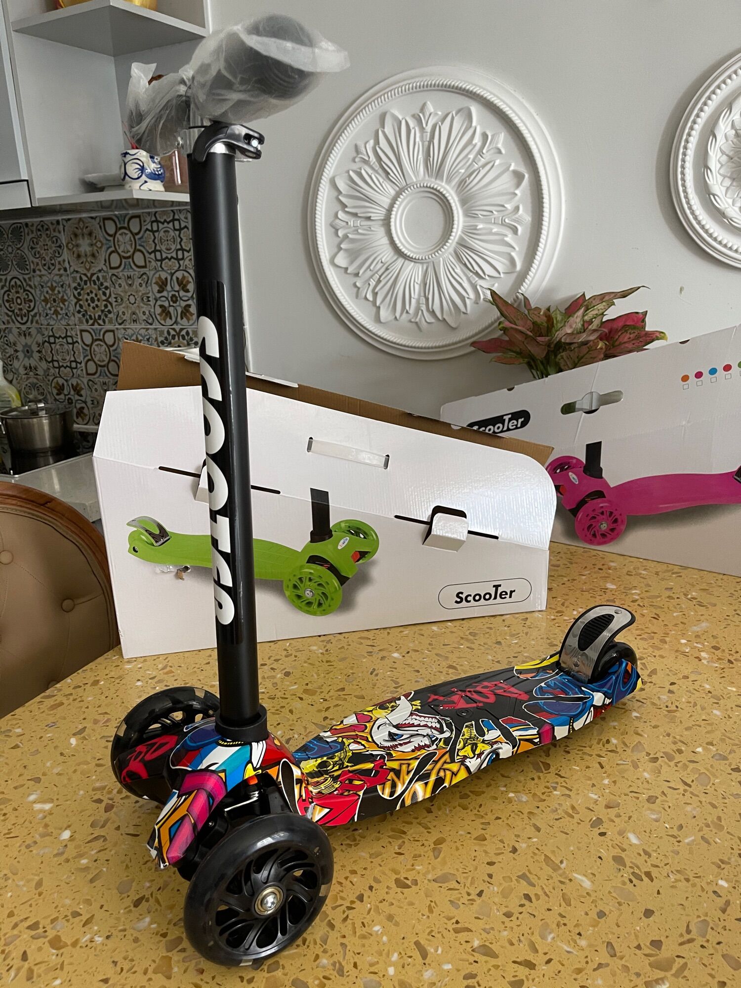 Xe Scooter ba bánh phong cách graffiti cực ngầu