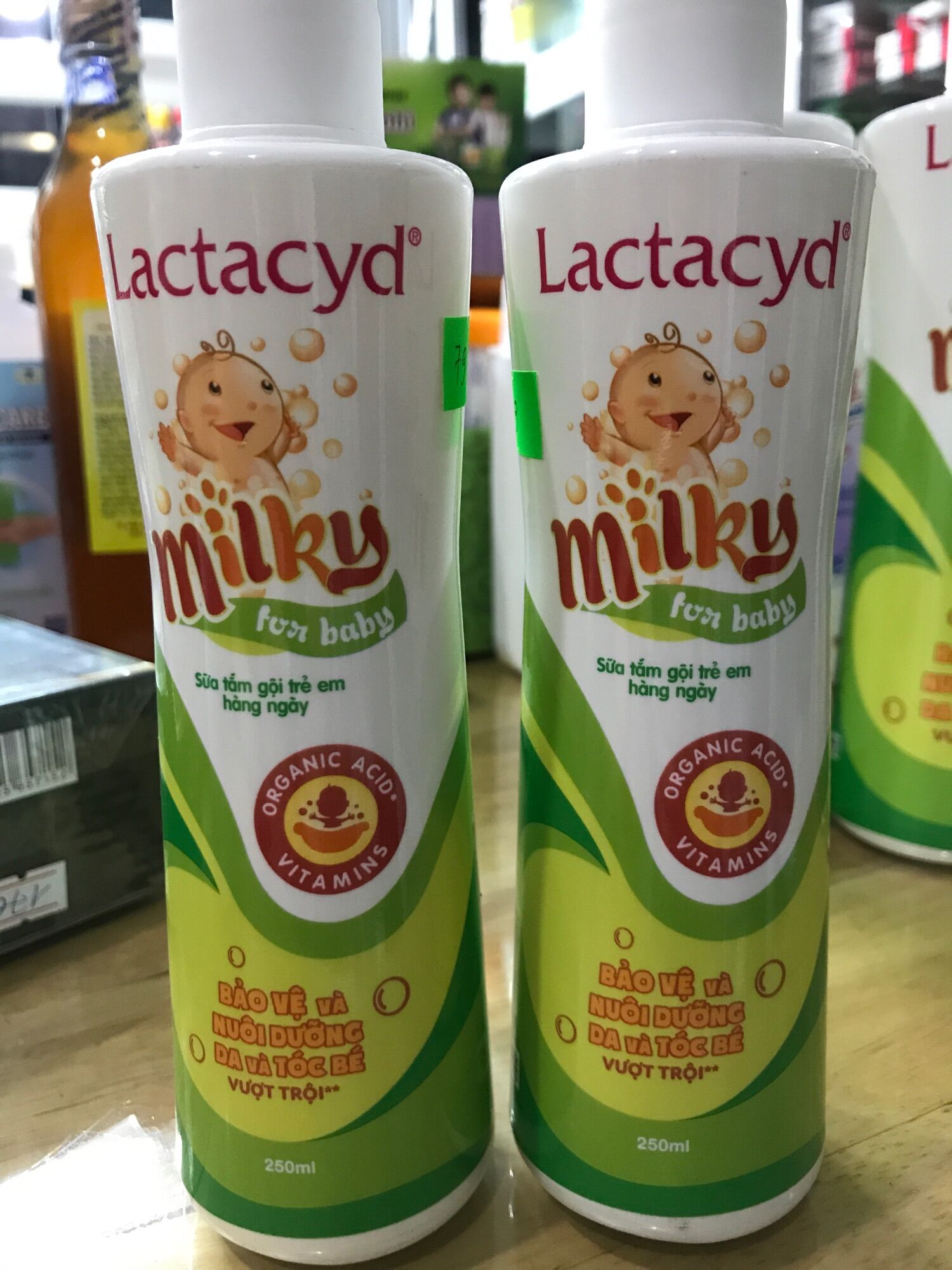 Sữa tắm gội Lactacyd Milky chai 250ml