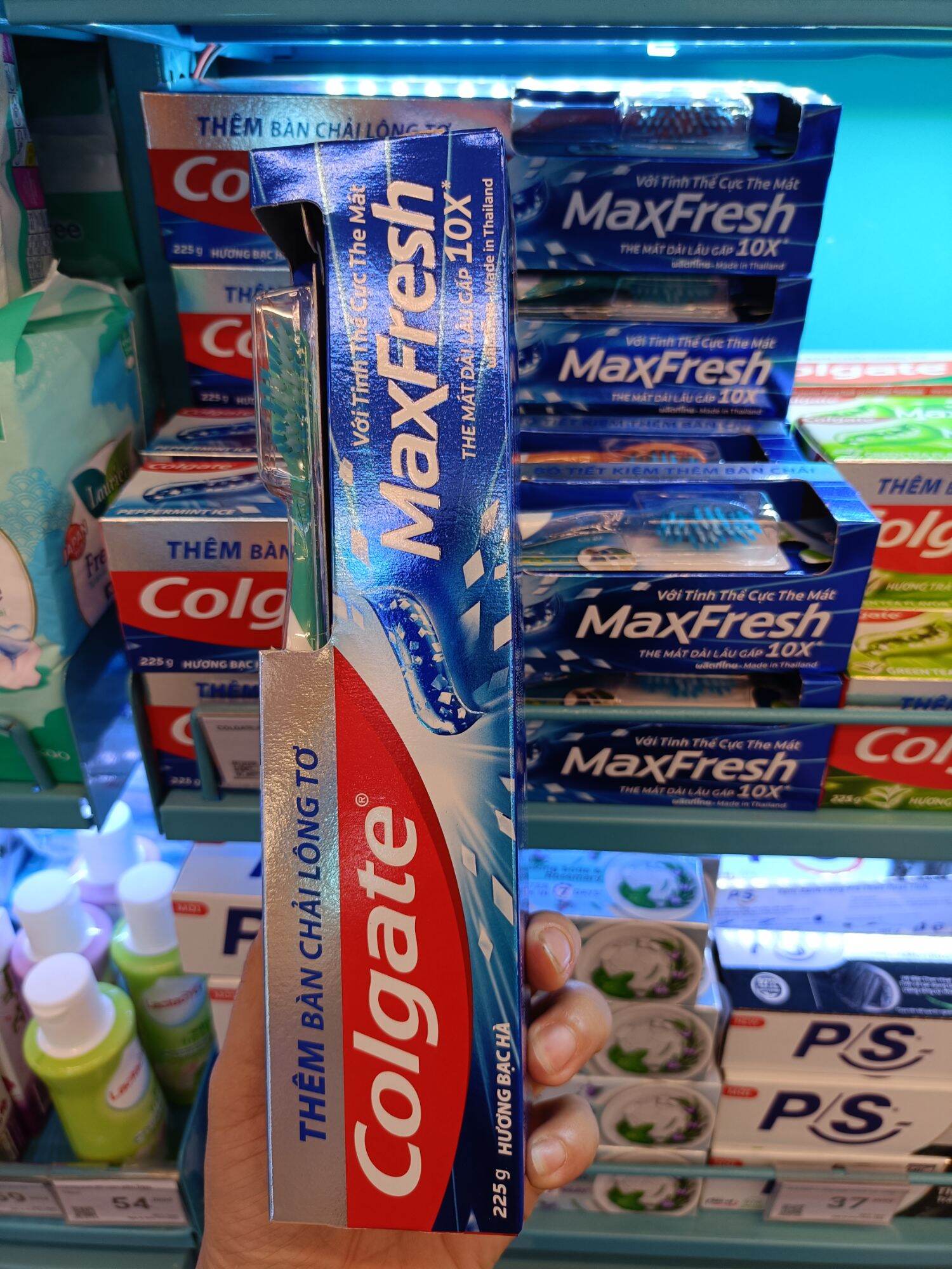 Kem đánh răng Colgate maxfresh 230g tặng bàn chải