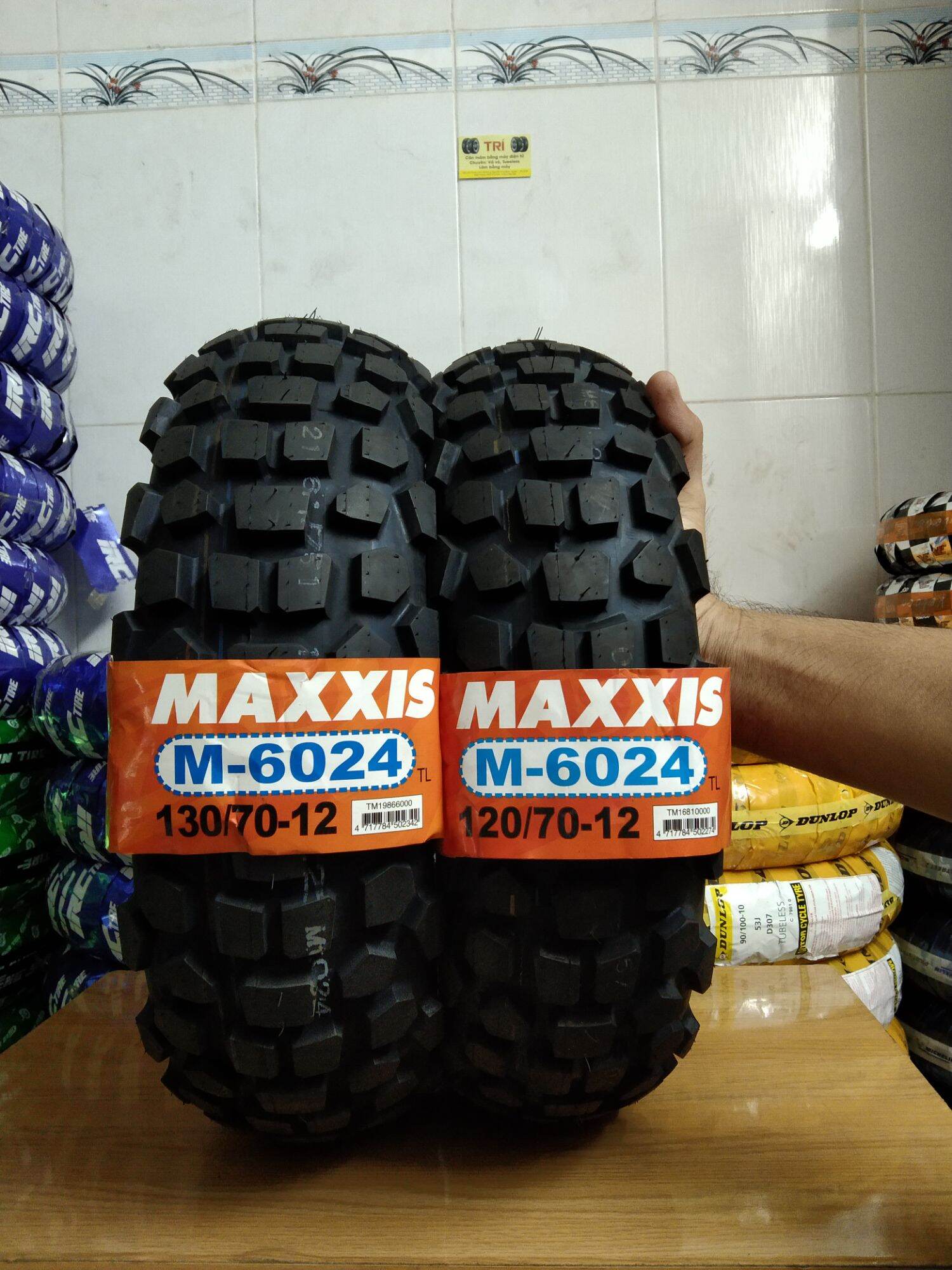 Lốp trước và sau xe Honda MSX hiệu MAXXIS 120-70/12 và 130-70/12 mã gai M6024 , sản xuất tại Đài Loan.