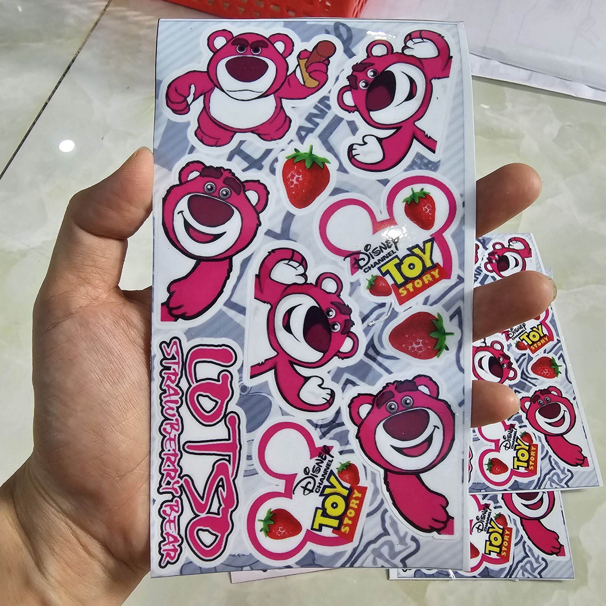 Tem logo gấu dâu lotso mini 9x18cm dán trang trí xe mây