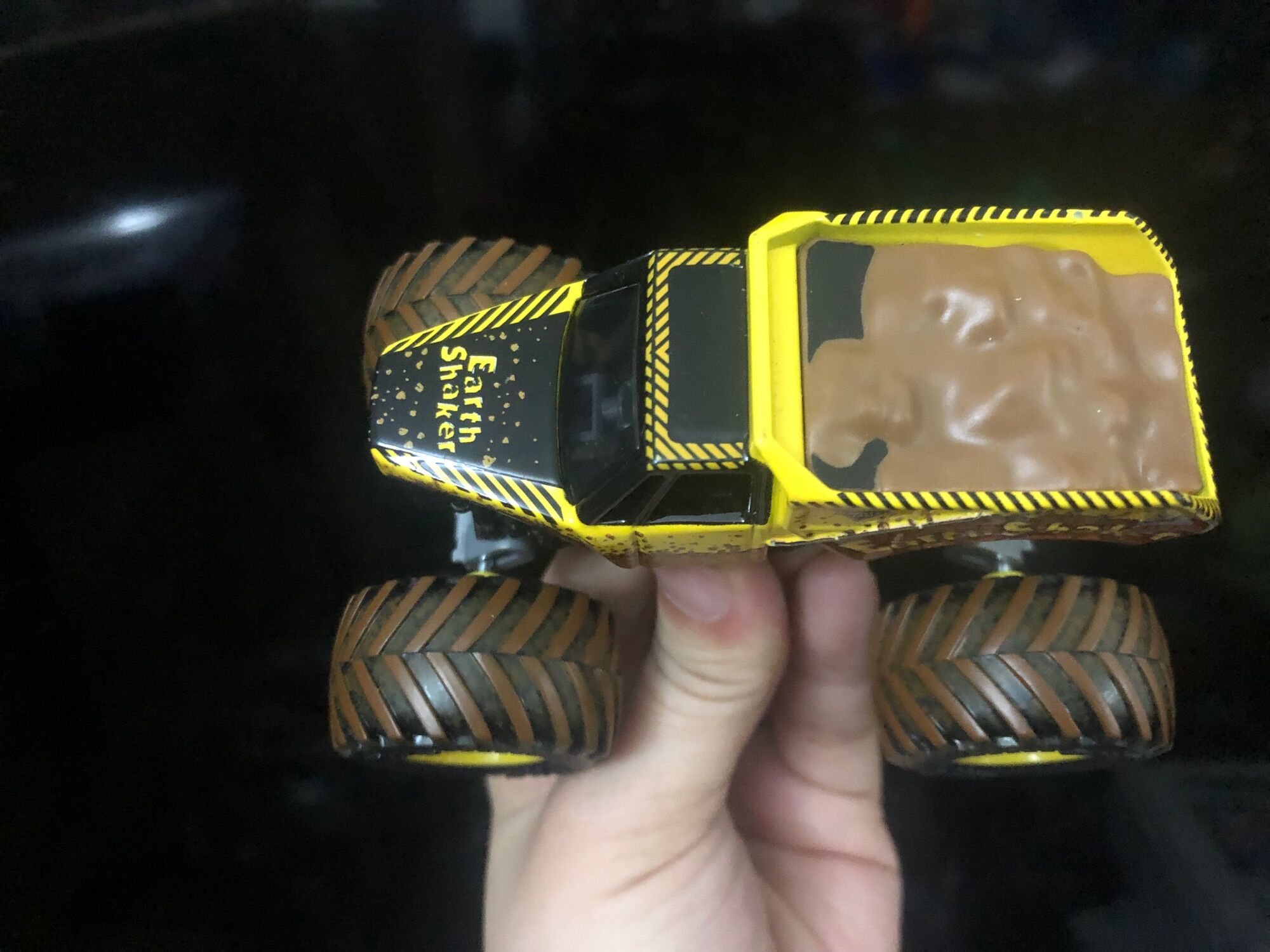 Series các mẫu xe Monster Jam Earth Quake