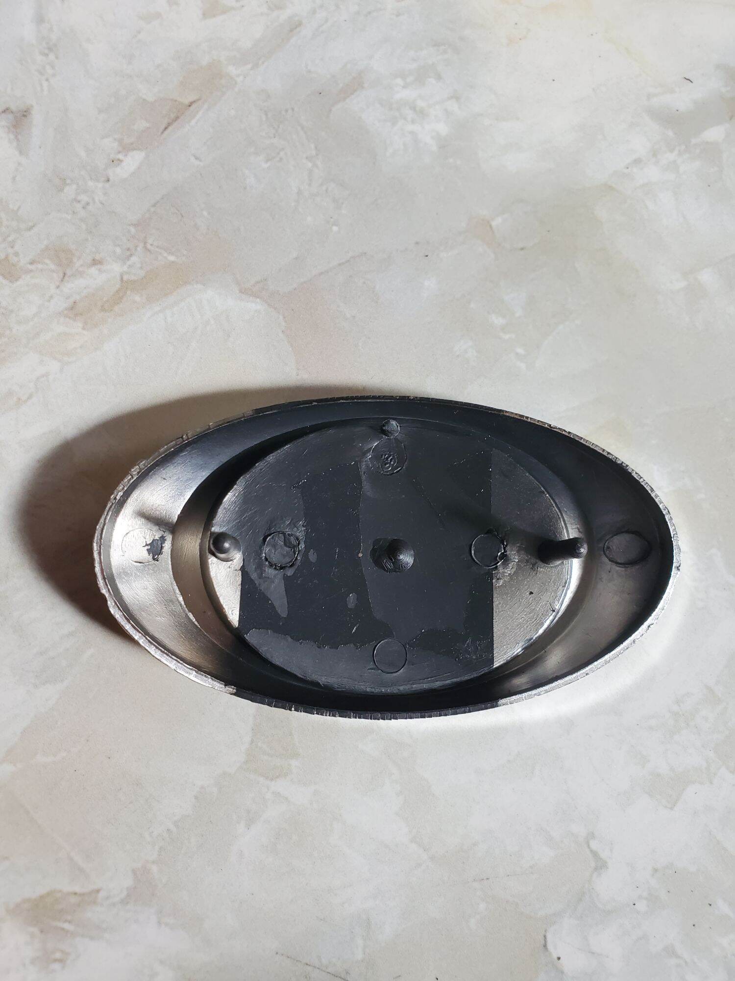Logo gắn mặt nạ xe Max.
