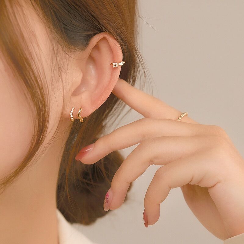 Bông tai huggie đính đá 18k gold plated