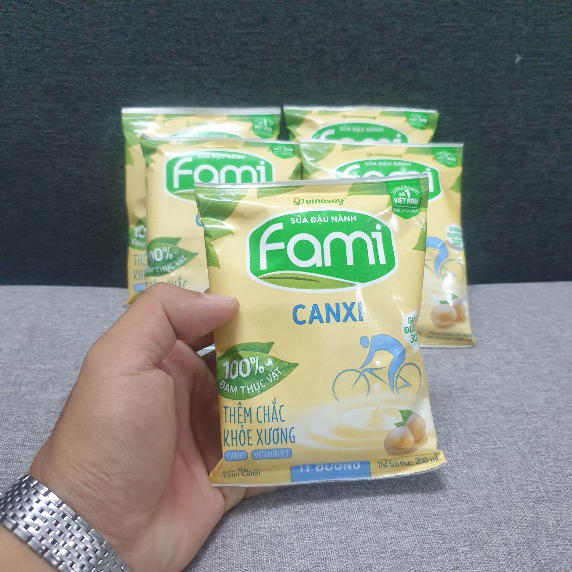 Sữa đậu nành Fami Canxi bịch 200ml siêu rẻ