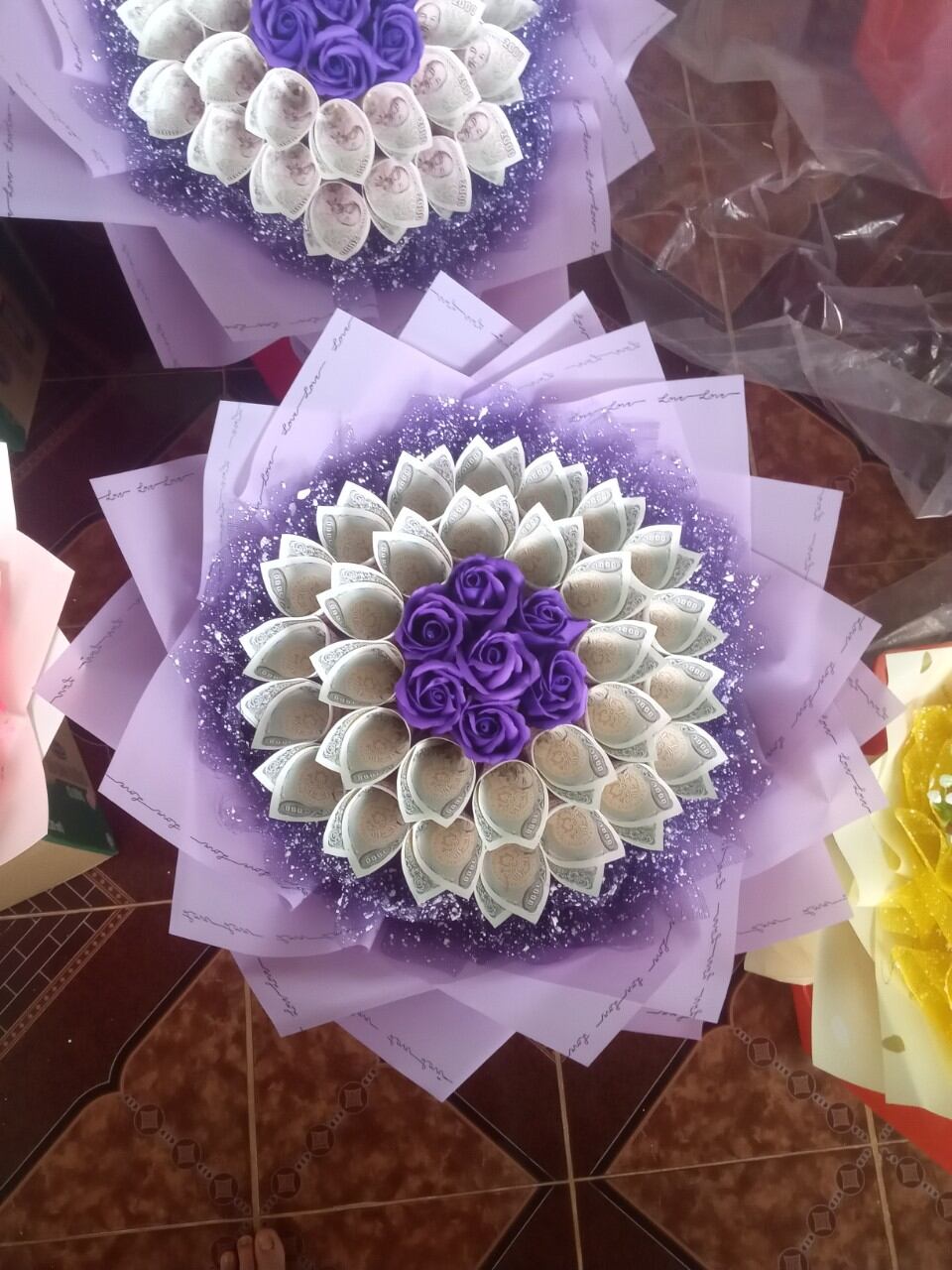 hoa bó tròn 7 bông giữa 30 tờ 1k .