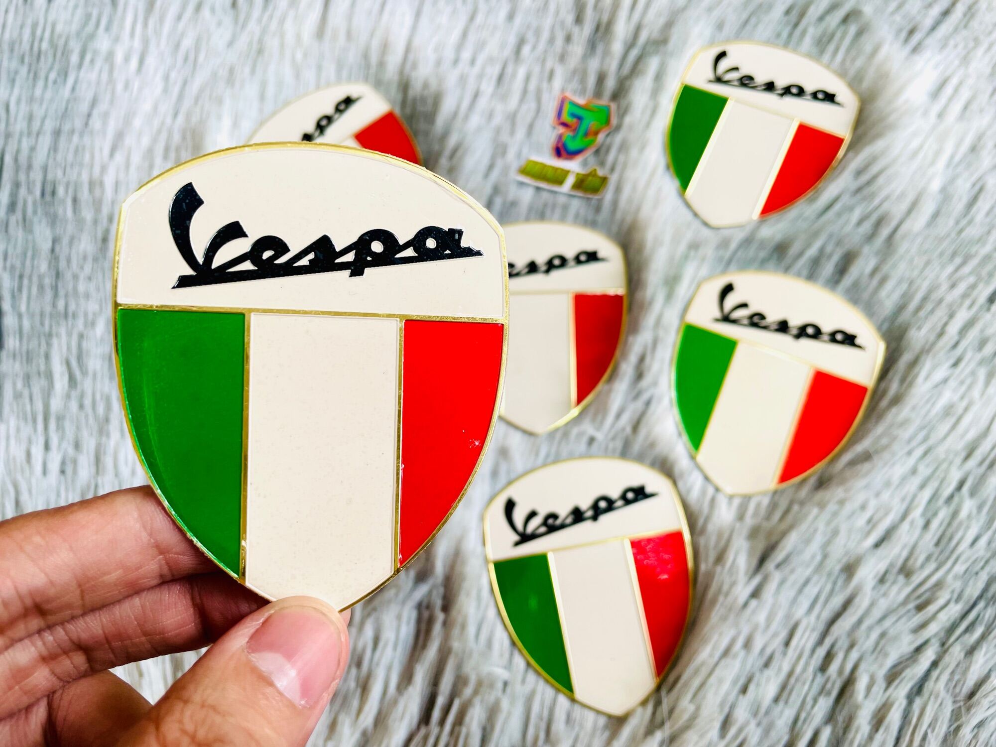 Tem logo Nhôm Vespa cờ ý dán xe.