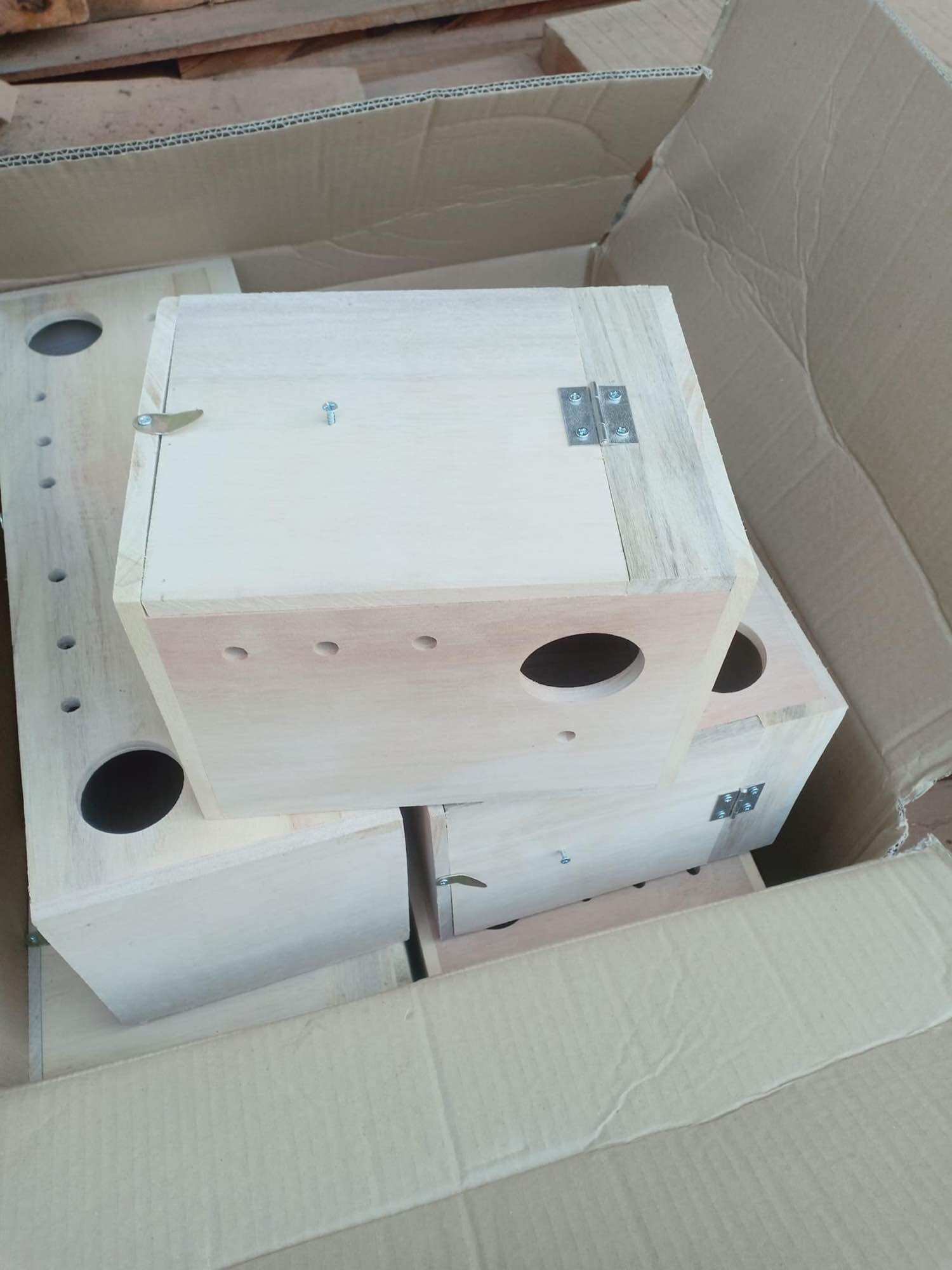 Tổ đẻ cho vẹt lovebird lắp mở trên kt 2418