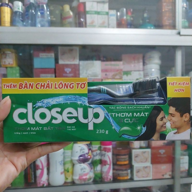 Kem đánh răng closeup bạc hà lớn 230g tặng bàn chải, thơm mát bất tận