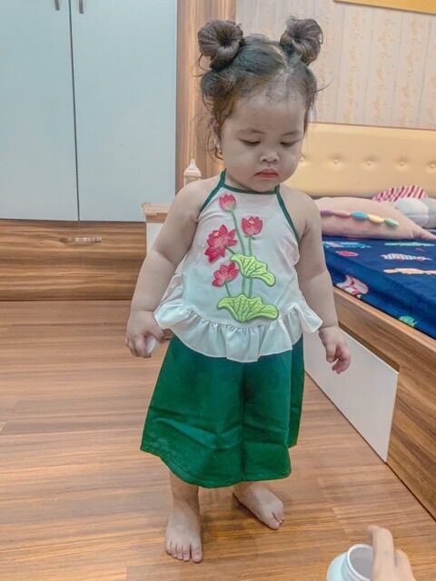 Yếm Lụa Hoa Sen Chân Váy Xanh Cho Bé Gái