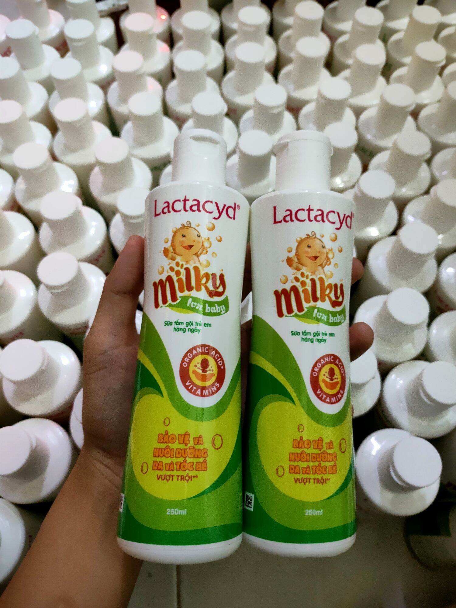 Tắm gội Lactacyd 250ml