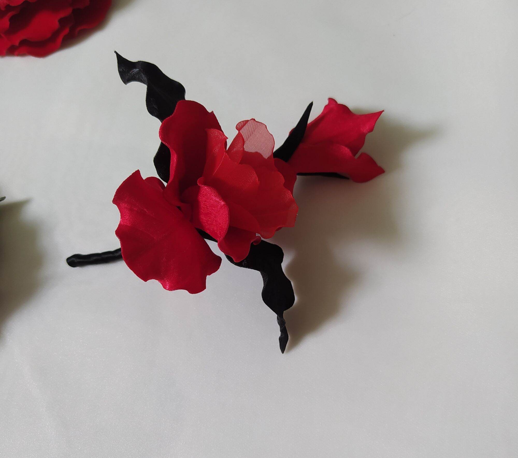 Hoa cài áo handmade Canto màu đỏ đen cao cấp