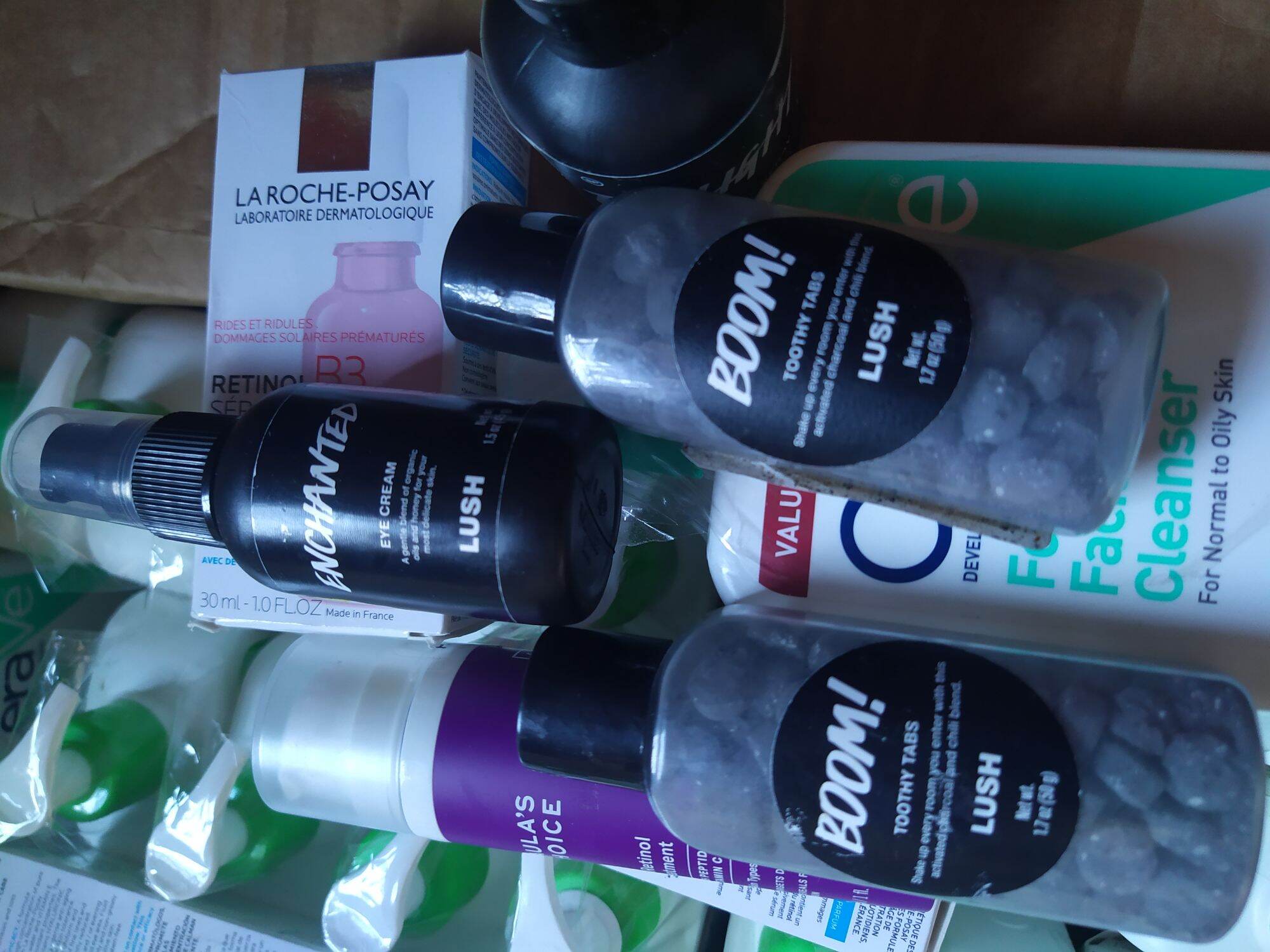 Viên đánh trắng răng của Lush Toothy Tabs