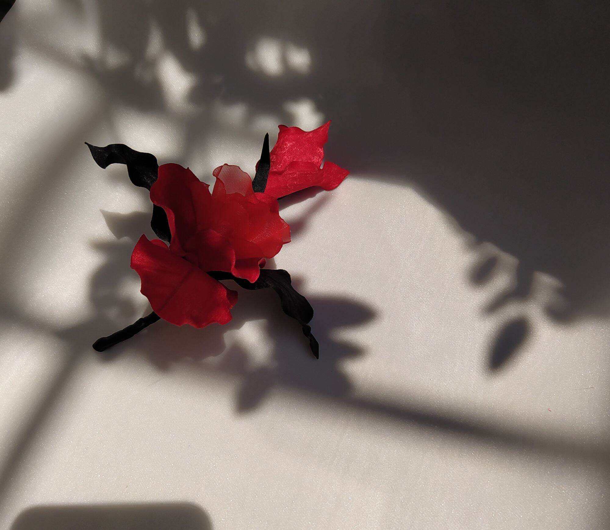 Hoa cài áo handmade Canto màu đỏ đen cao cấp