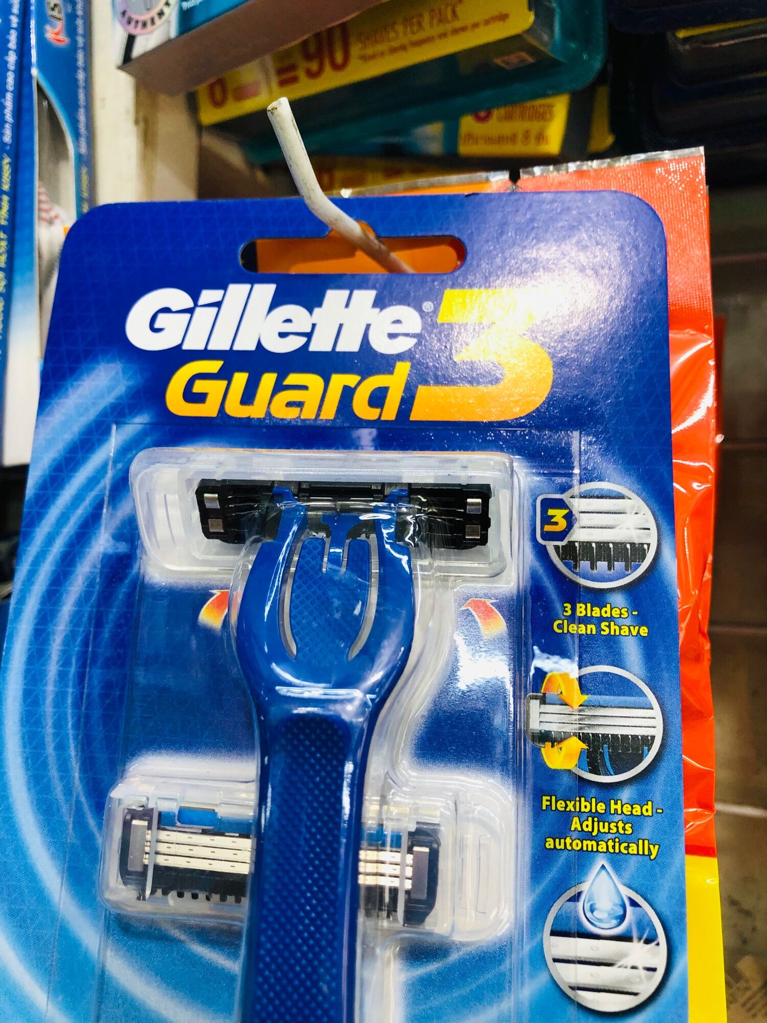 Dao cạo râu 3 lưỡi Gillette Guard 3 (Gồm: 1 tay cầm và 2 đầu cạo)