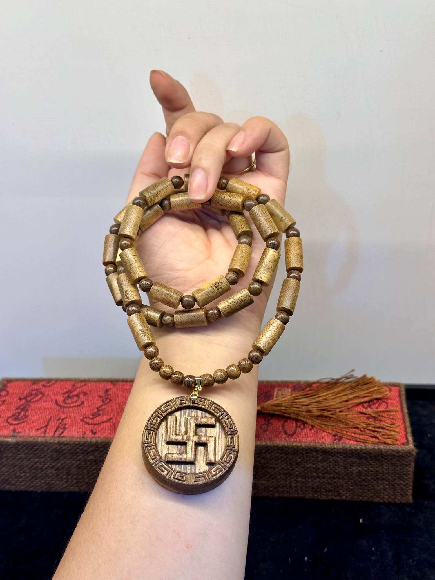 Dây chuyền trầm hương kèm mặt chữ vạn bình an|Dây chuyền trầm hương|Trầm hương lộc Cát