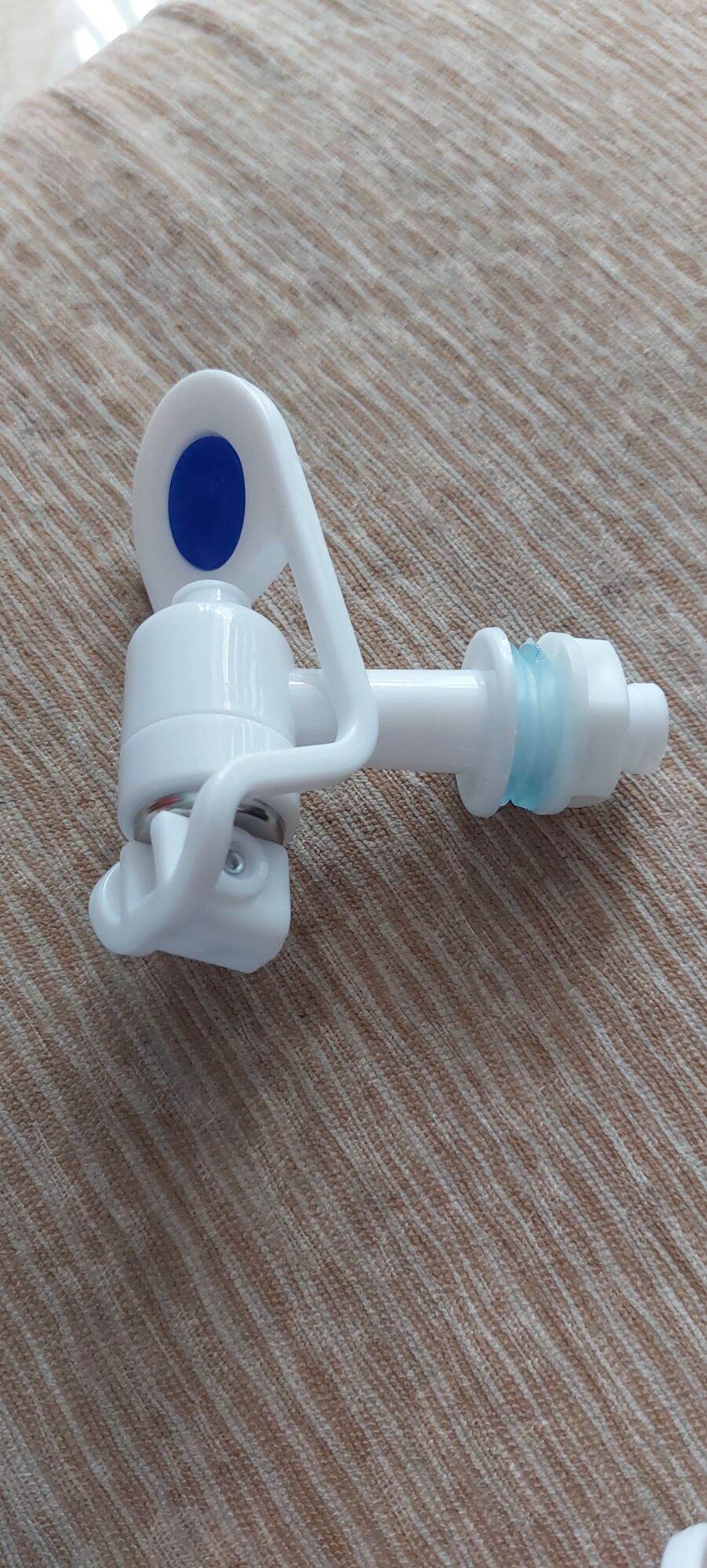 Vòi chống gãy bình lọc nước.