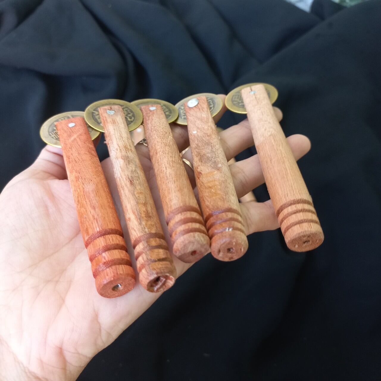 Cây đồng xu cạo gió cán gỗ (10cm)