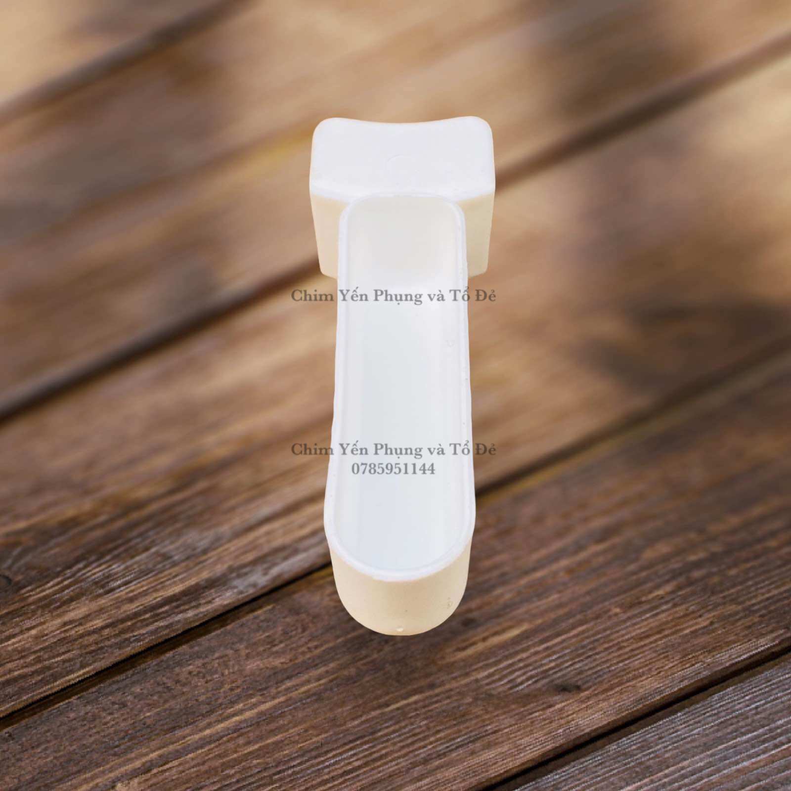 Cóng nhỏ đựng khoáng, vitamin (gài vào lồng) cho chim cảnh.