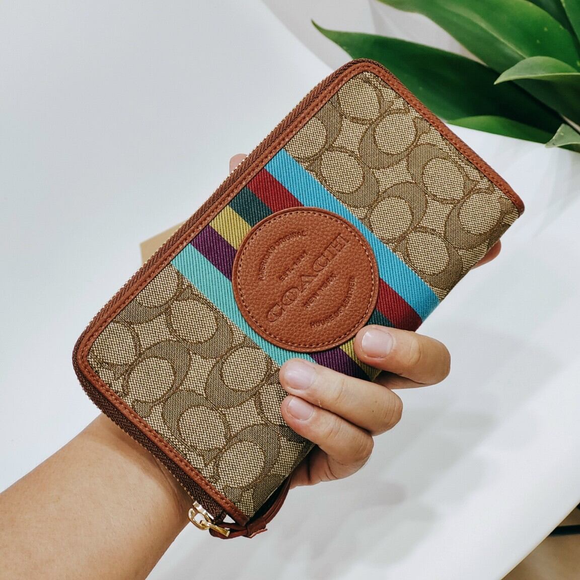 Ví coa*ch dempsey large phone wallet siêu cưng