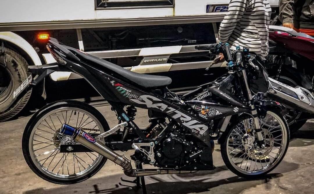 Tem rời satria đen tổ ông
