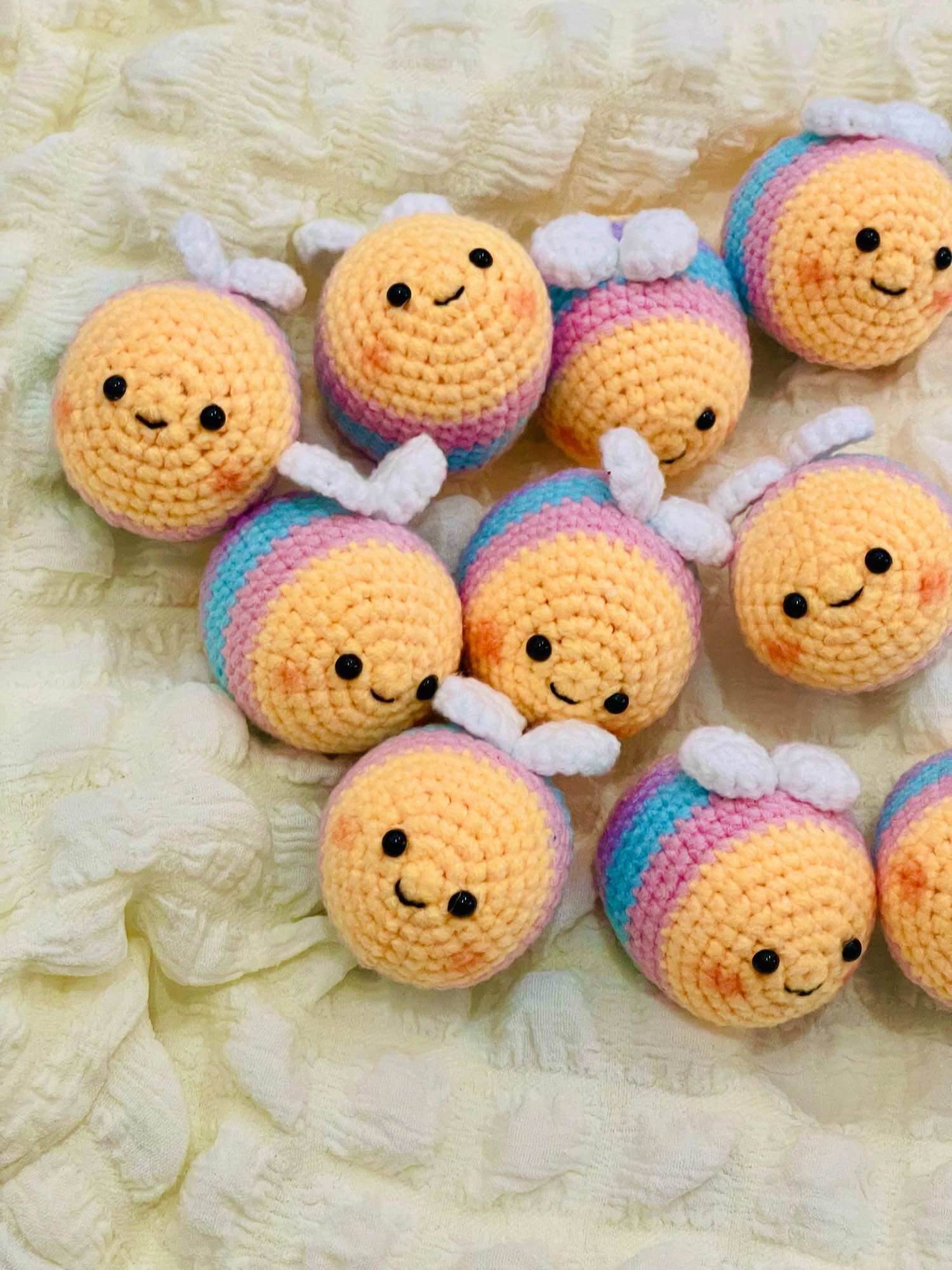 Móc khoá con ong bằng len handmade có sẵn
