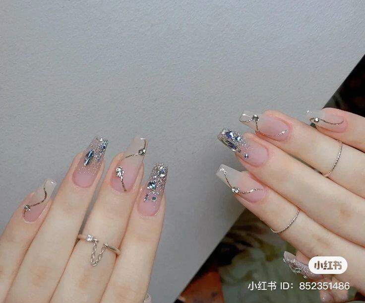 Móng tay giả nail box đính đá sang trọng