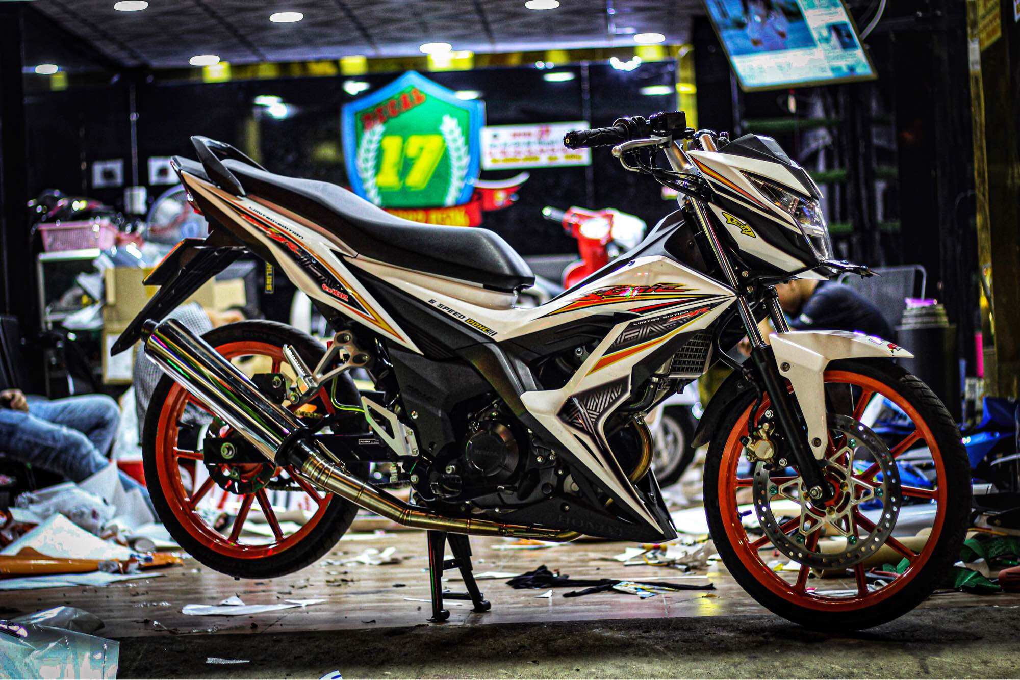 Tem xe sonic đen cam bạc cho xe trắng tem chế