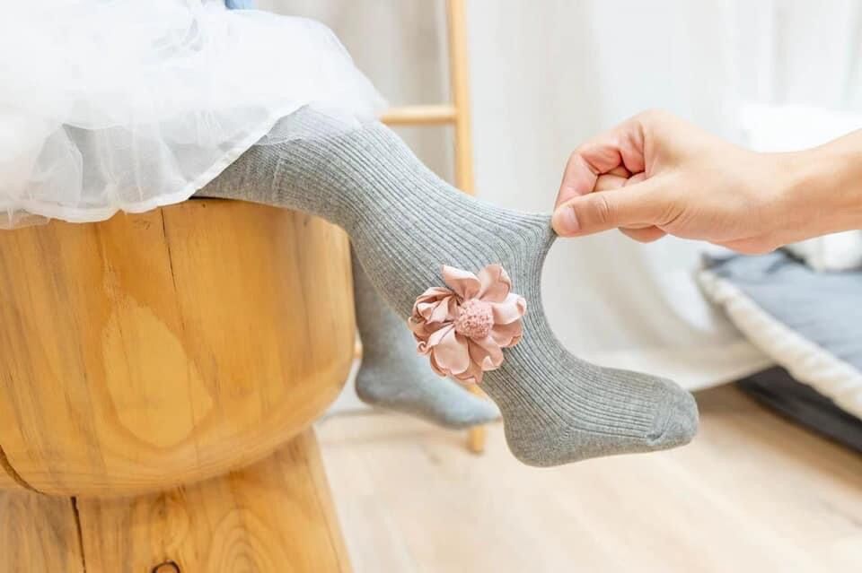 Quần tất len cả bàn cho bé gái