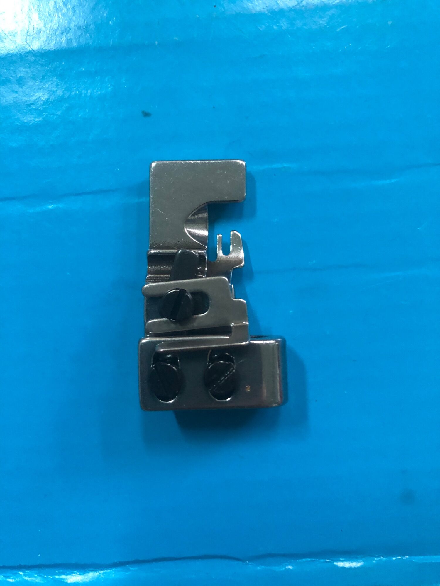 Chân vịt đê nhún vắt sổ 4 chỉ
