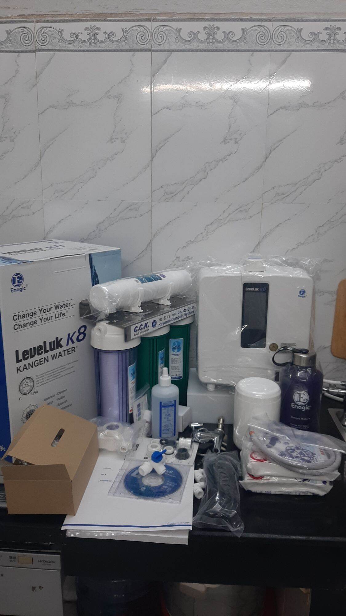 máy lọc nước điện giải leveluk k8 dòng cao cấp của hãng Eganic, máy tạo ra 7 loại nước có độ PH từ 2.5 đến 11.5,có chỉ số ORP- 850,chỉ số ppb15000 trọn bộ com bô đầy đủ như hình ,tặng kèm 2kg muối, 1 kg axitxitric ,lọc thô 4 cấp,vòi inot Giá 35,000,000 Đồng*Miễn phí vận chuyển