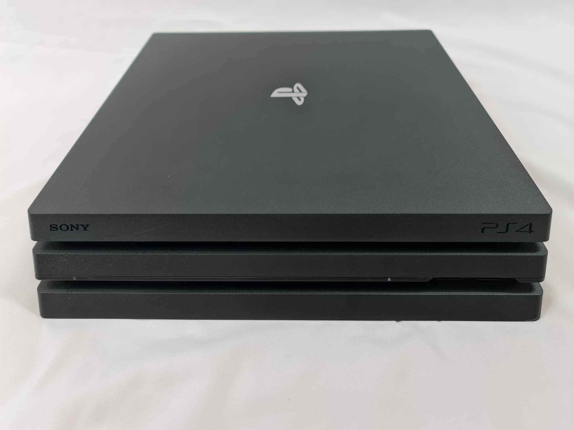 Máy chơi game PS4 Pro.