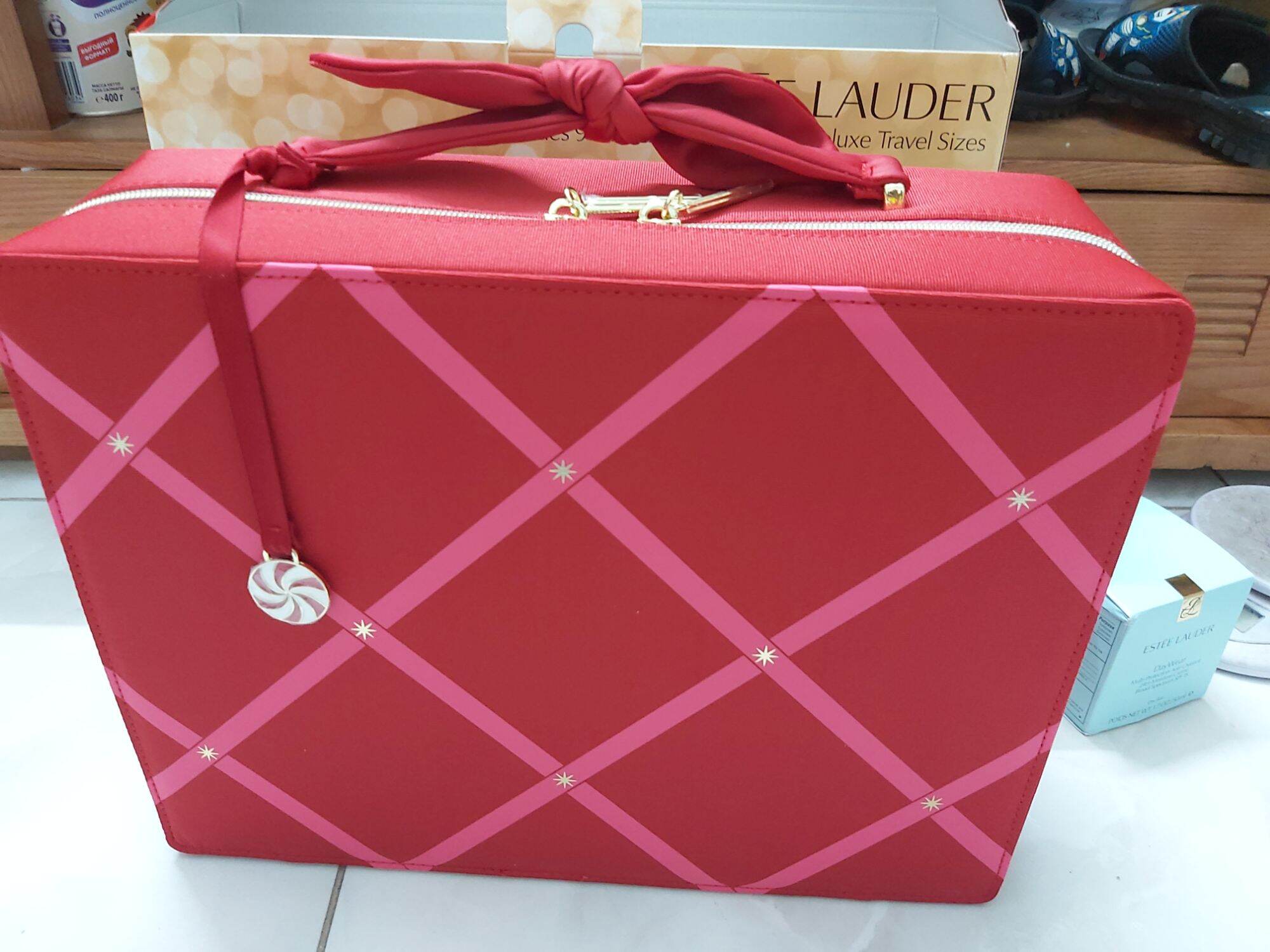 Set vali đỏ Estee Lauder 2021