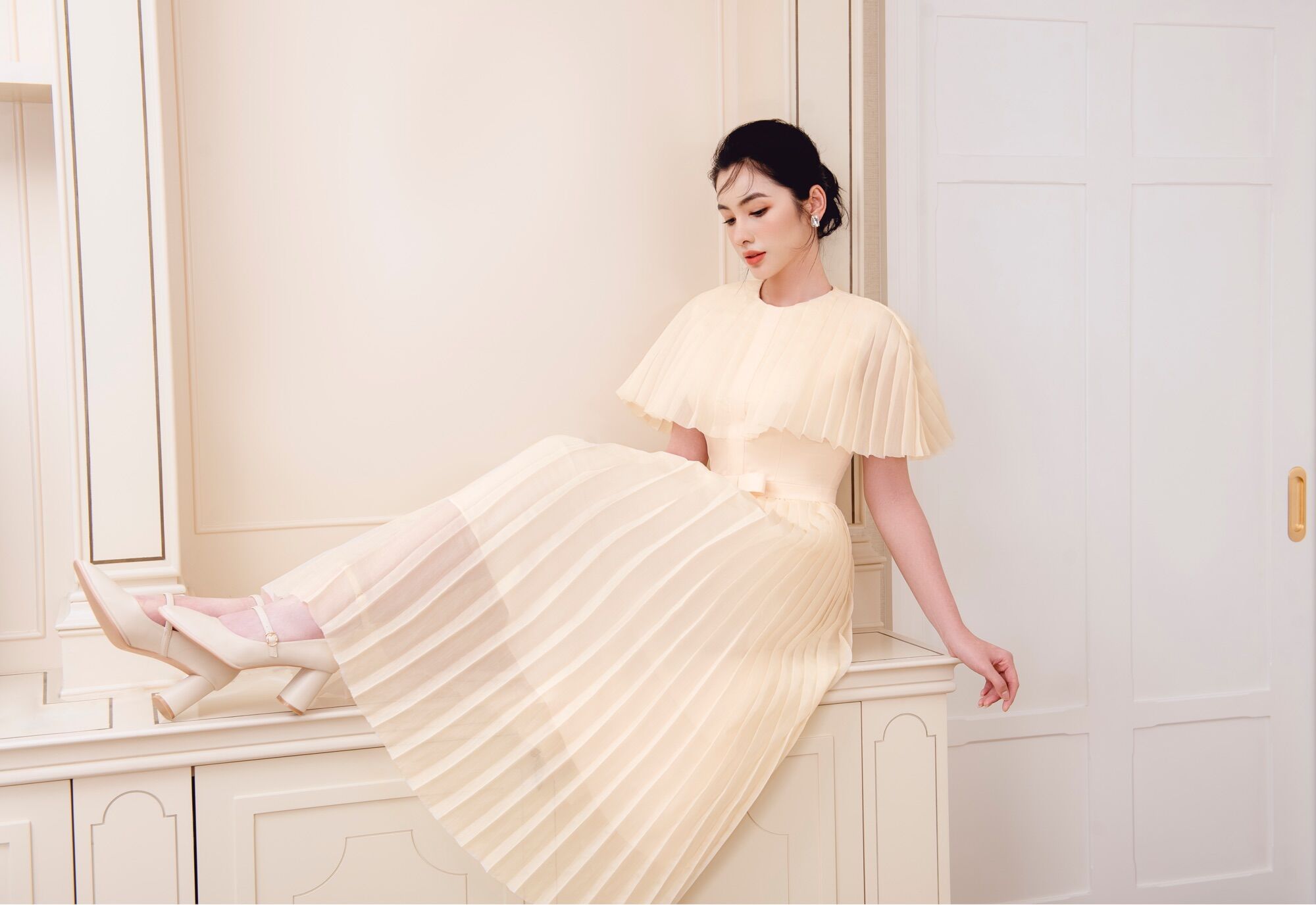LARMES - Đầm kem phối dập li nơ eo Angle