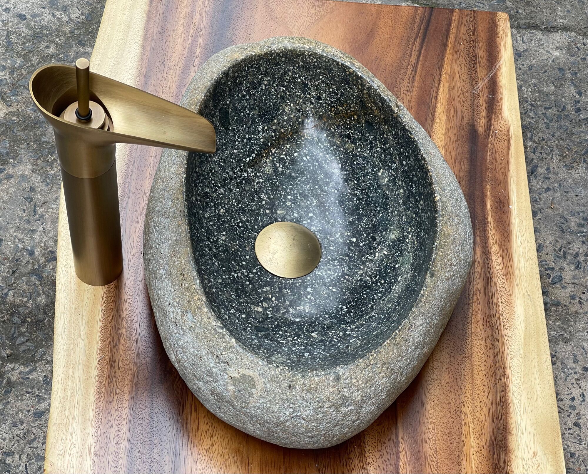 Lavabo đá cuội