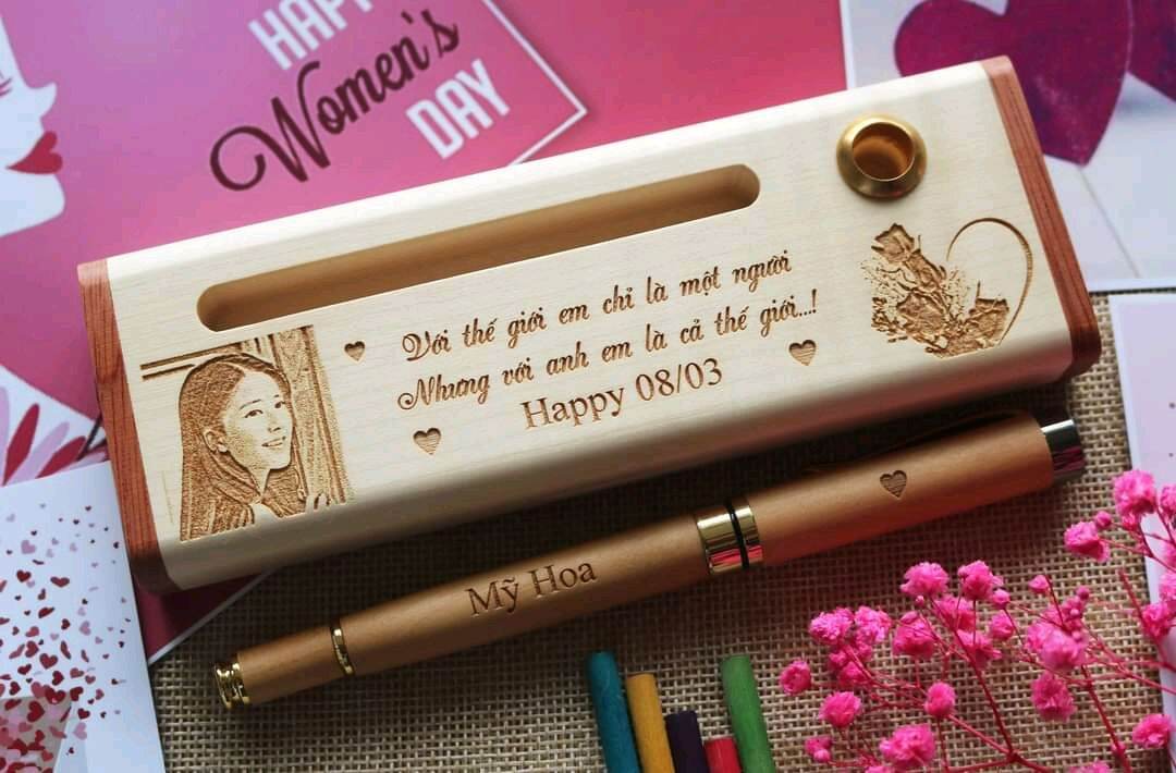 Quà tặng 8.3/ Quà tặng doanh nghiệp tri ân chị em phụ nữ/Quà tặng sinh nhật/ Qùa tặng Hộp bút & bút gỗ khắc hình theo yêu cầu/Bút gỗ BYL/Bút ký khắc tên