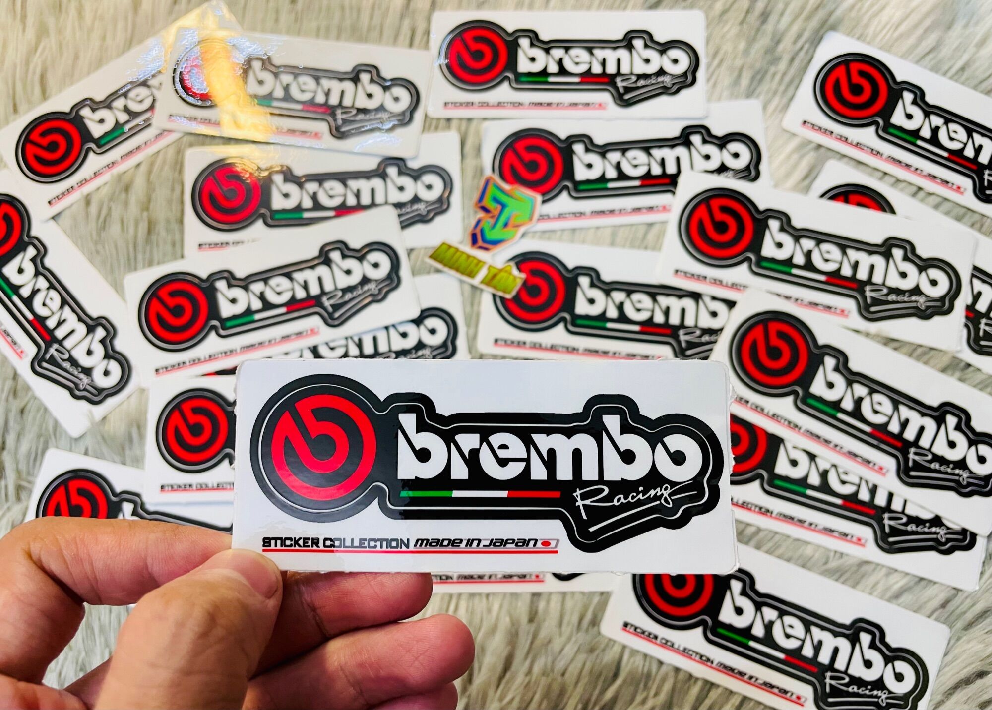 Tem Brembo trang trí xe