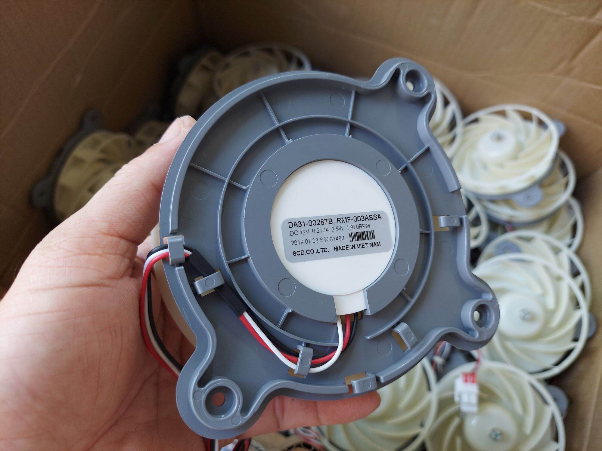 2 Quạt làm mát Samsung 12v 1870 vòng/phút tháo máy.
