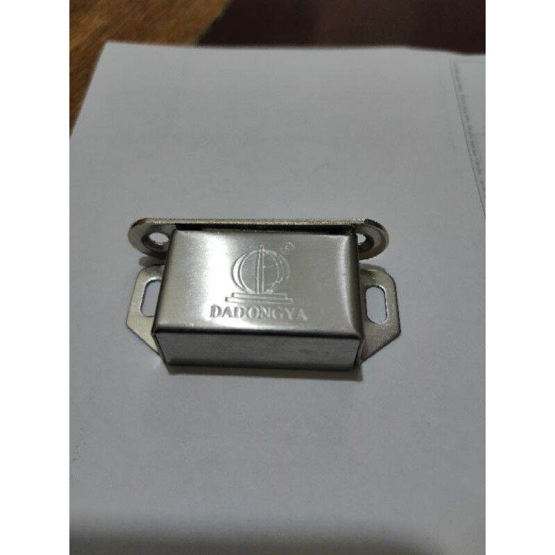 Nam châm hít cánh cửa tủ bằng inox