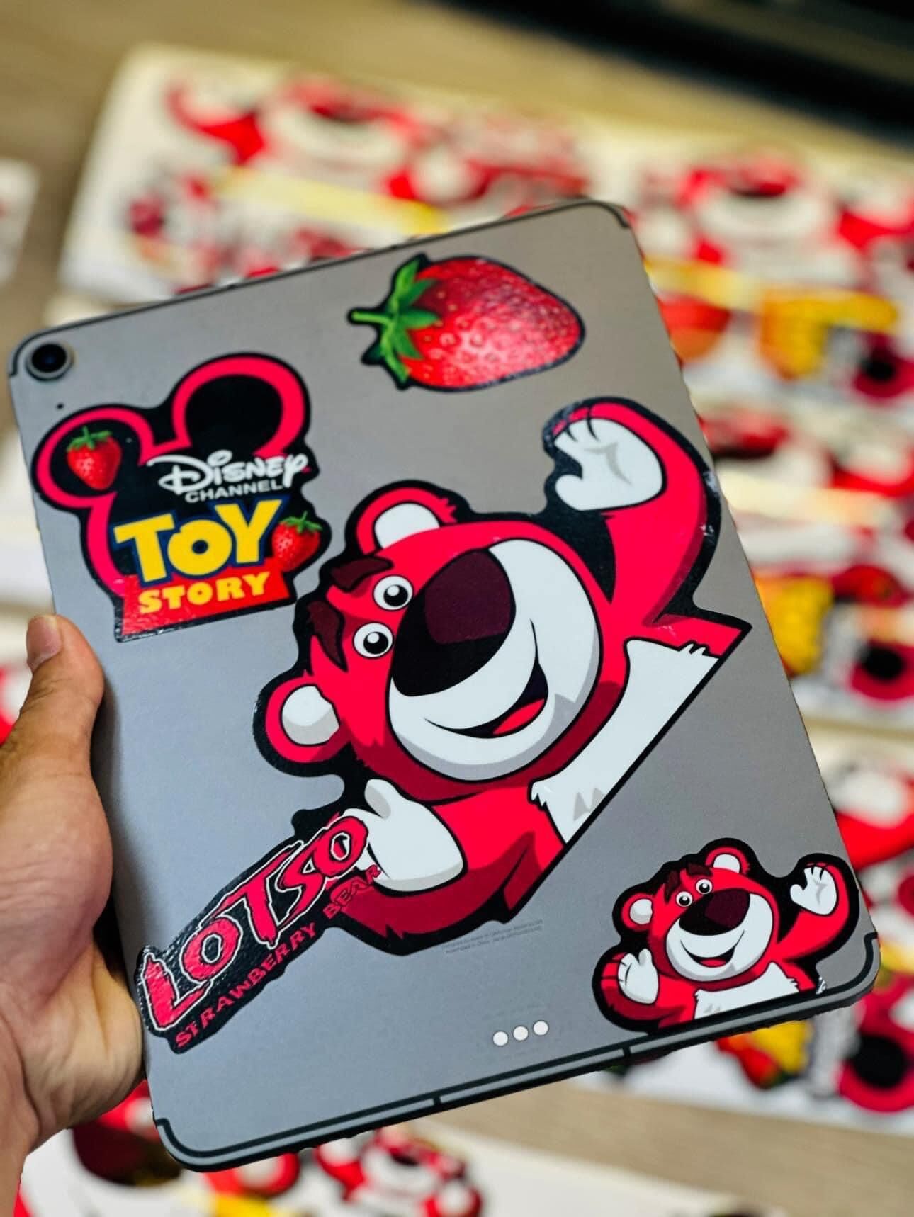 Tem logo sticker decal gấu dâu dán trang trí điện thoại, laptop, vali, nón bảo hiểm
