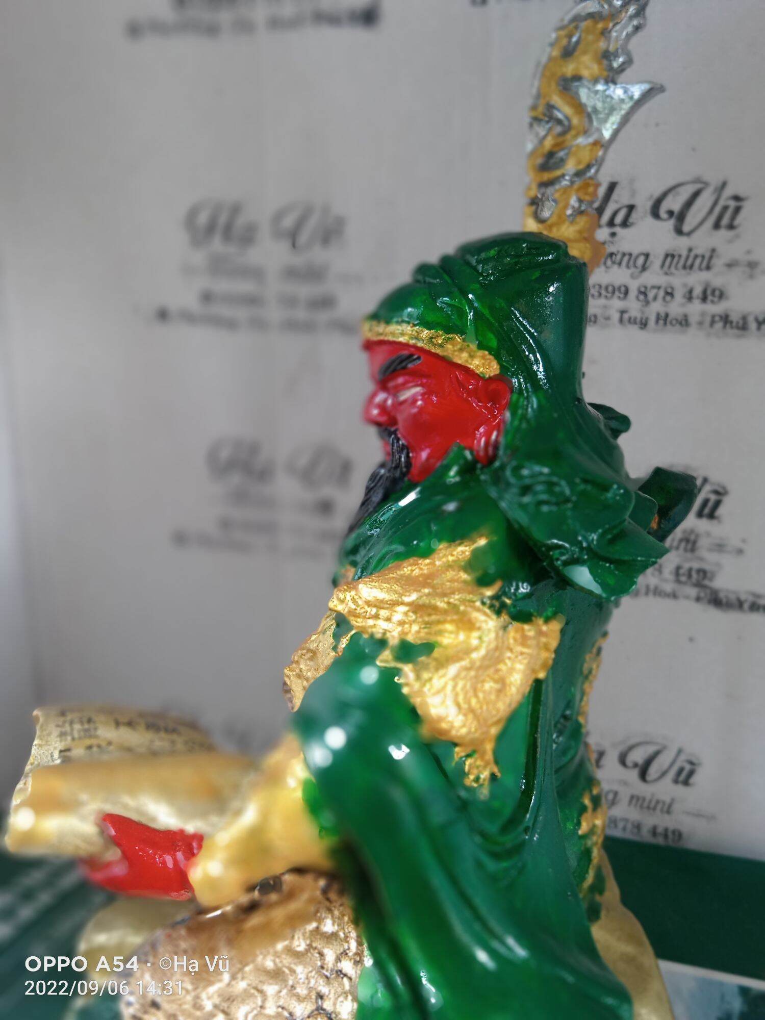 Tượng Quan Công Đọc Sách . quan công cầm sách