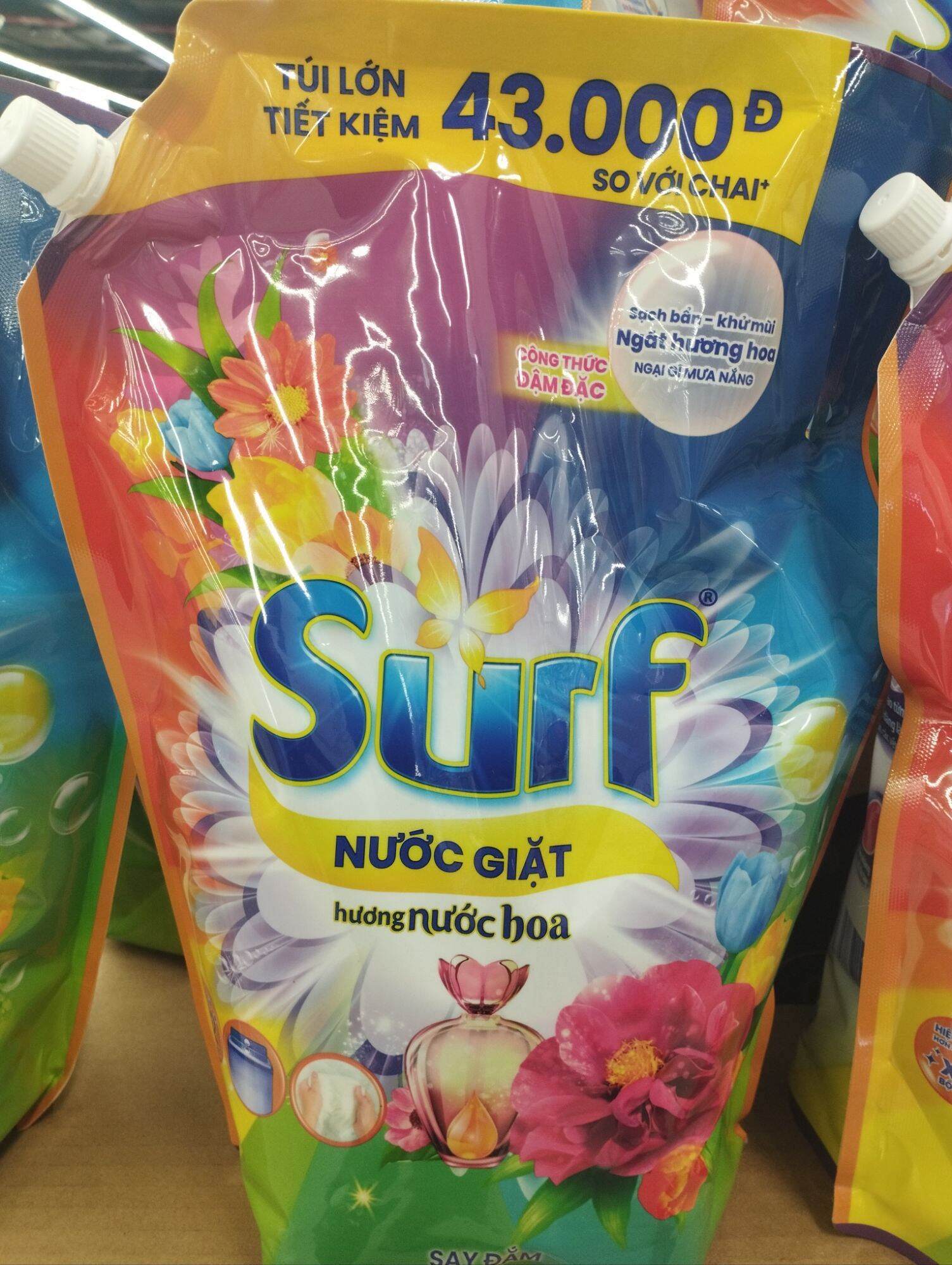  Nước Giặt Surf túi 3.1KG hương nước hoa say đắm với công thức đậm đặc hiệu quả gấp 2 lần giúp quần áo sạch bẩn khử mùi và ngát hương thơm kể cả khi trời mưa. 