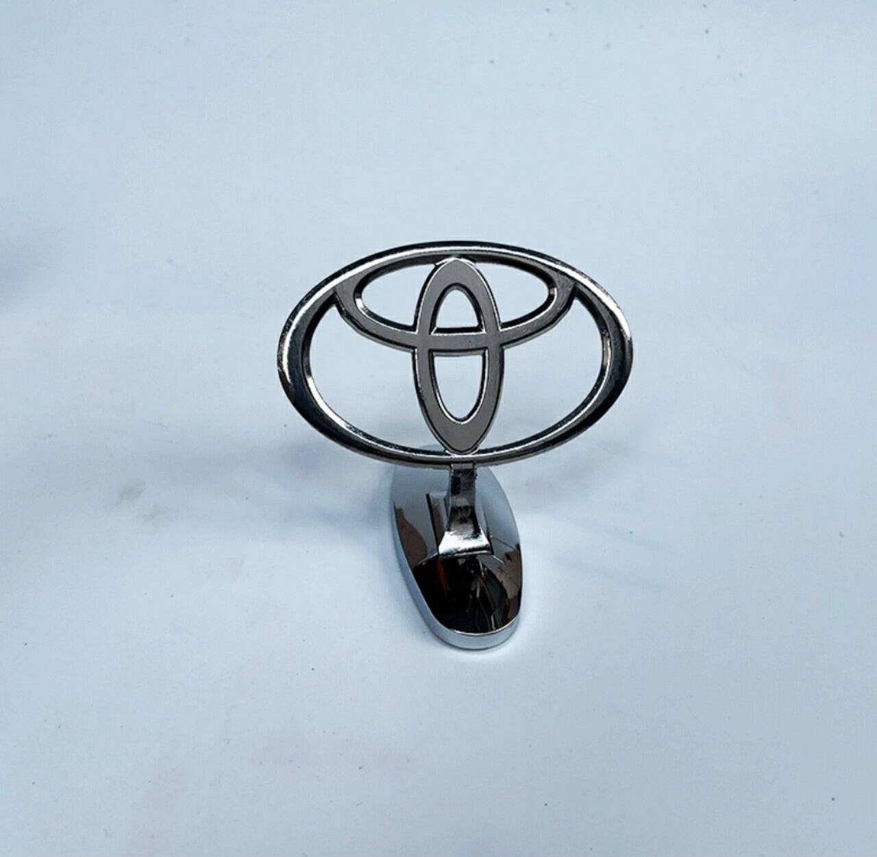 Logo hãng xe nhỏ gắn mui xe hơi