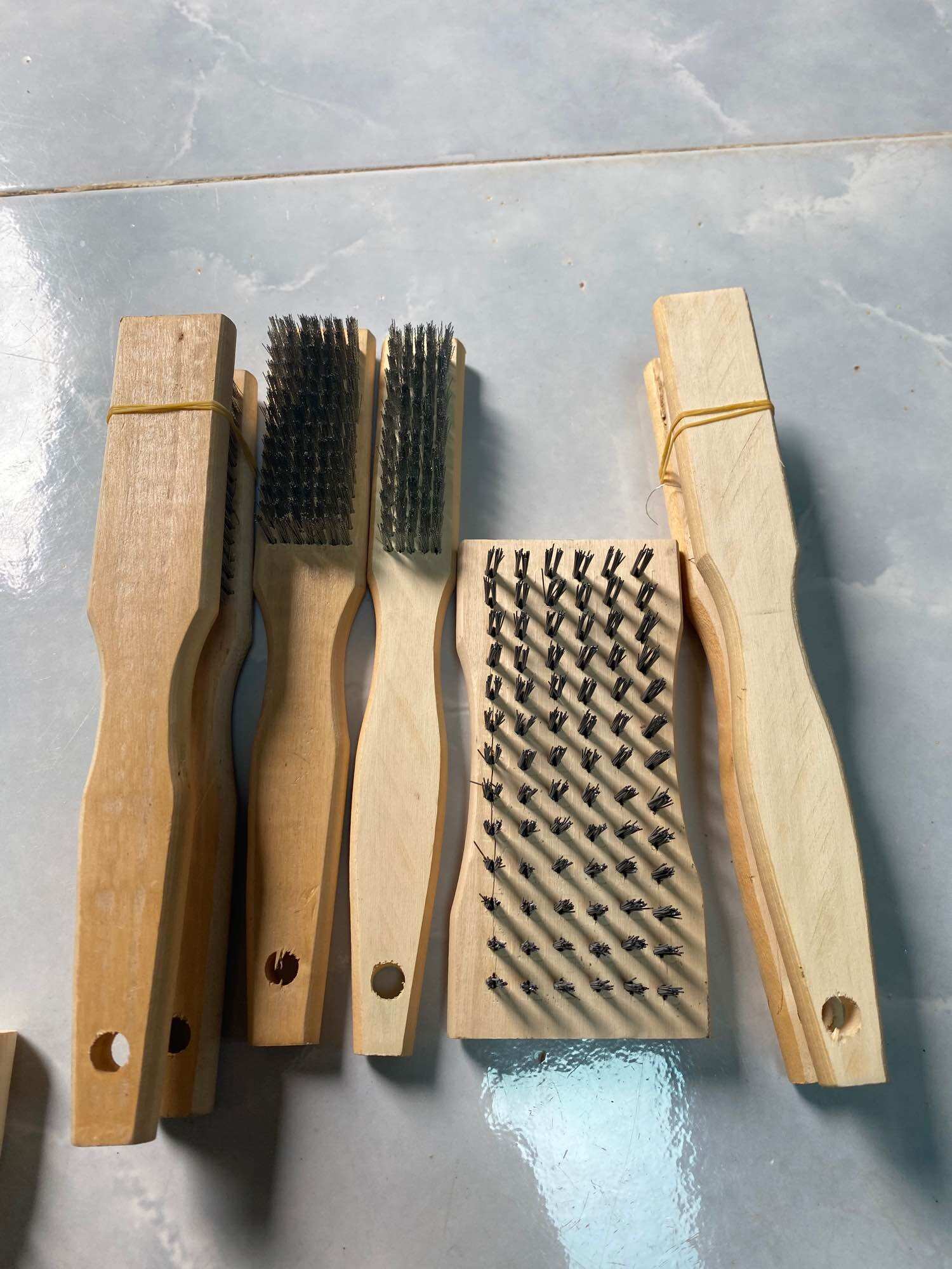 Bàn chải sắt cán gỗ 5hàng-7hàng-vuông