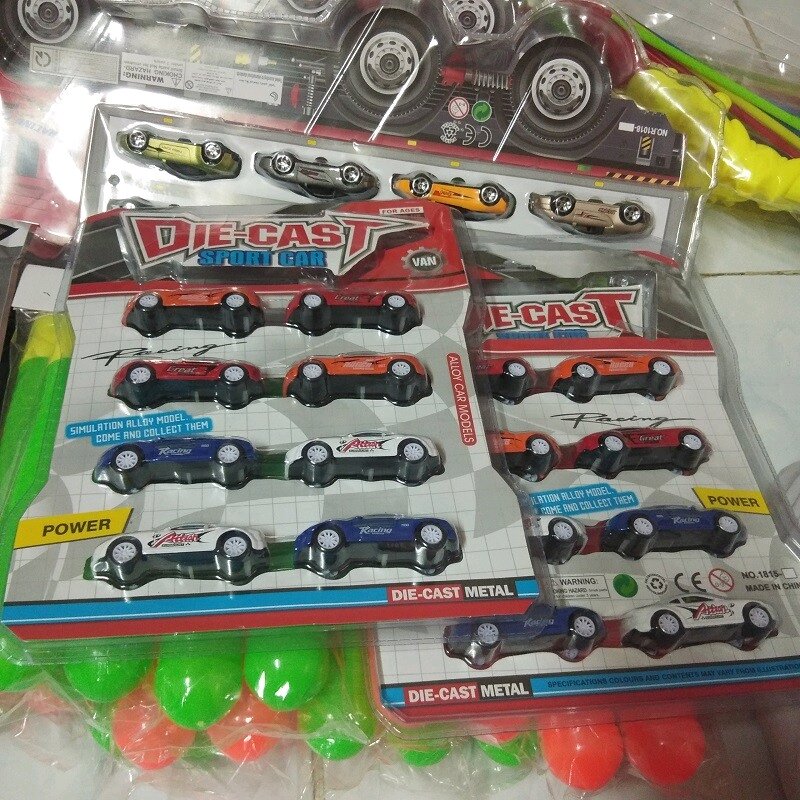 Bộ 8 chiếc xe ô tô mini bằng sắt (có video)