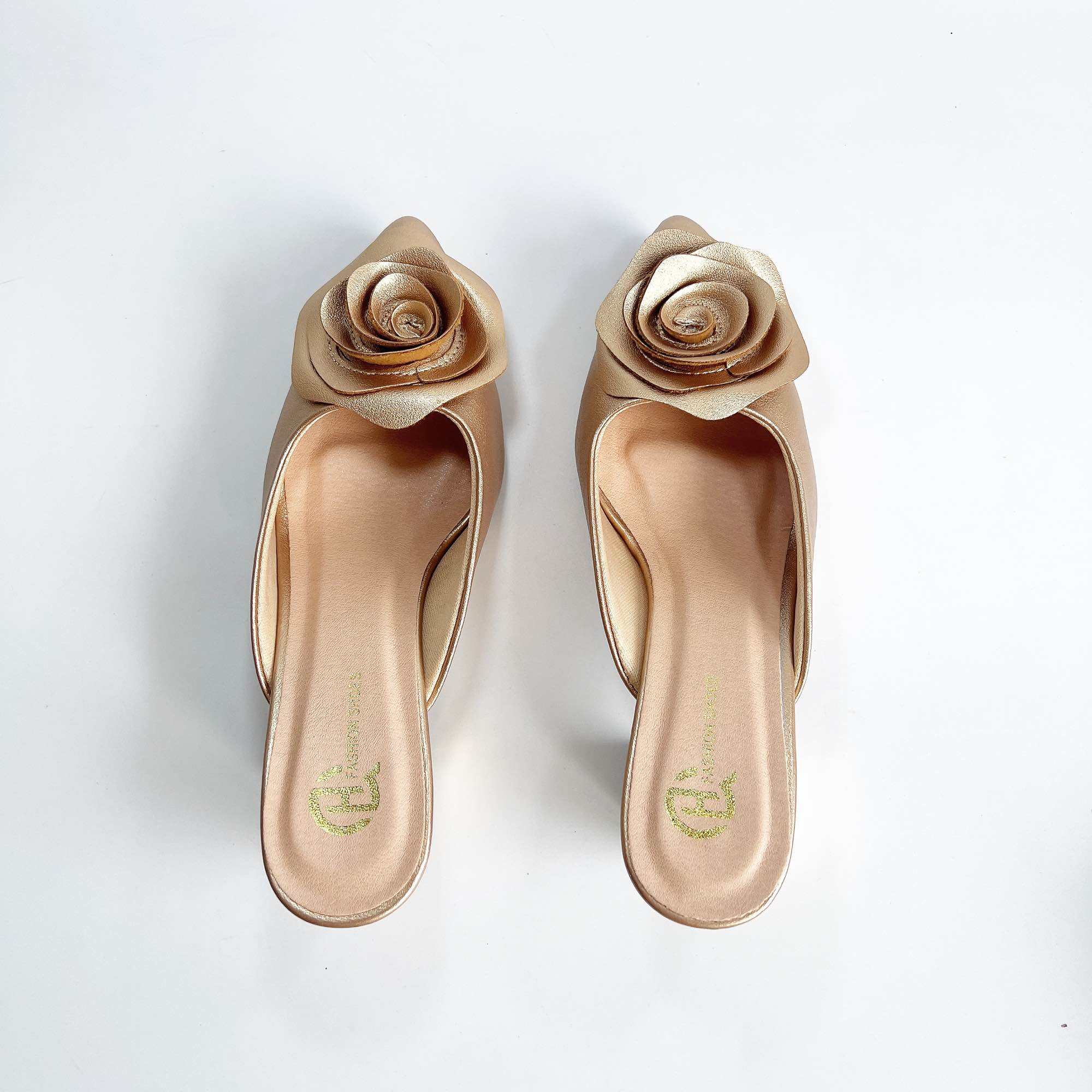 Giày sục hoa Hồng may lên quai gót mạ vàng cao 6cm. 